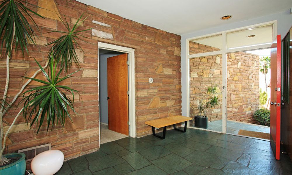 A Mid-Century Gem Exposed in Los Angeles A Mid-Century Gem Exposed in Los Angeles